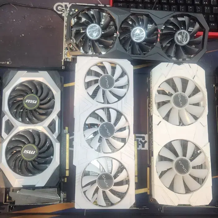 여러브랜드 RTX2070SUPER ( RTX3060 동급) 그래픽카드 싸게 팝니다