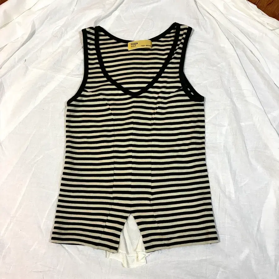 토가 풀라 스트라이프 슬리브리스 탱크탑