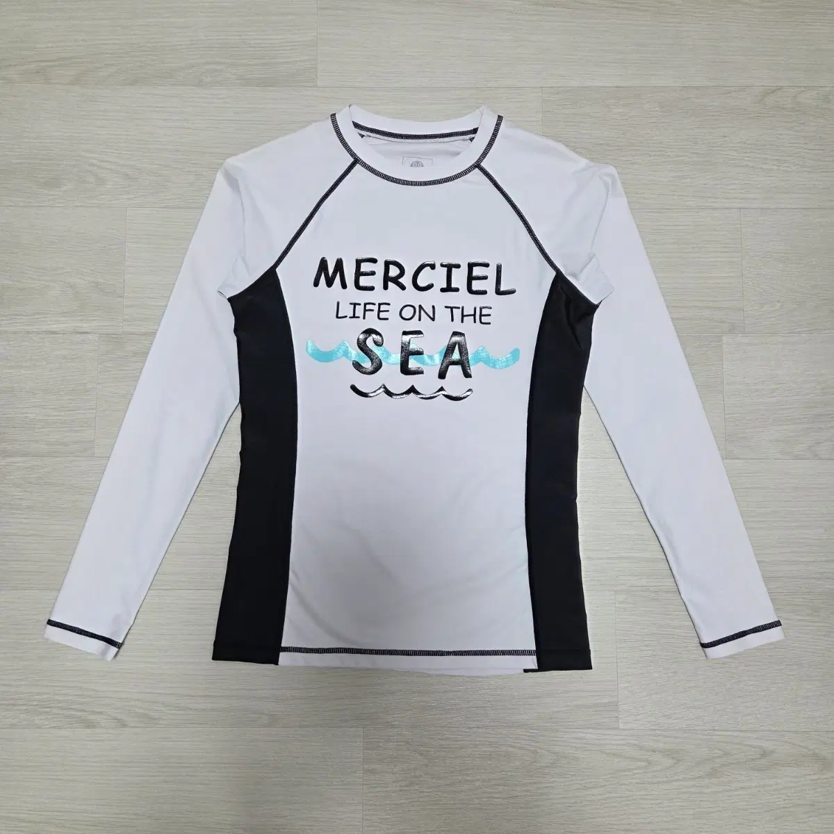 (새제품)MERCIEL 래쉬가드 S(55)화이트/블랙