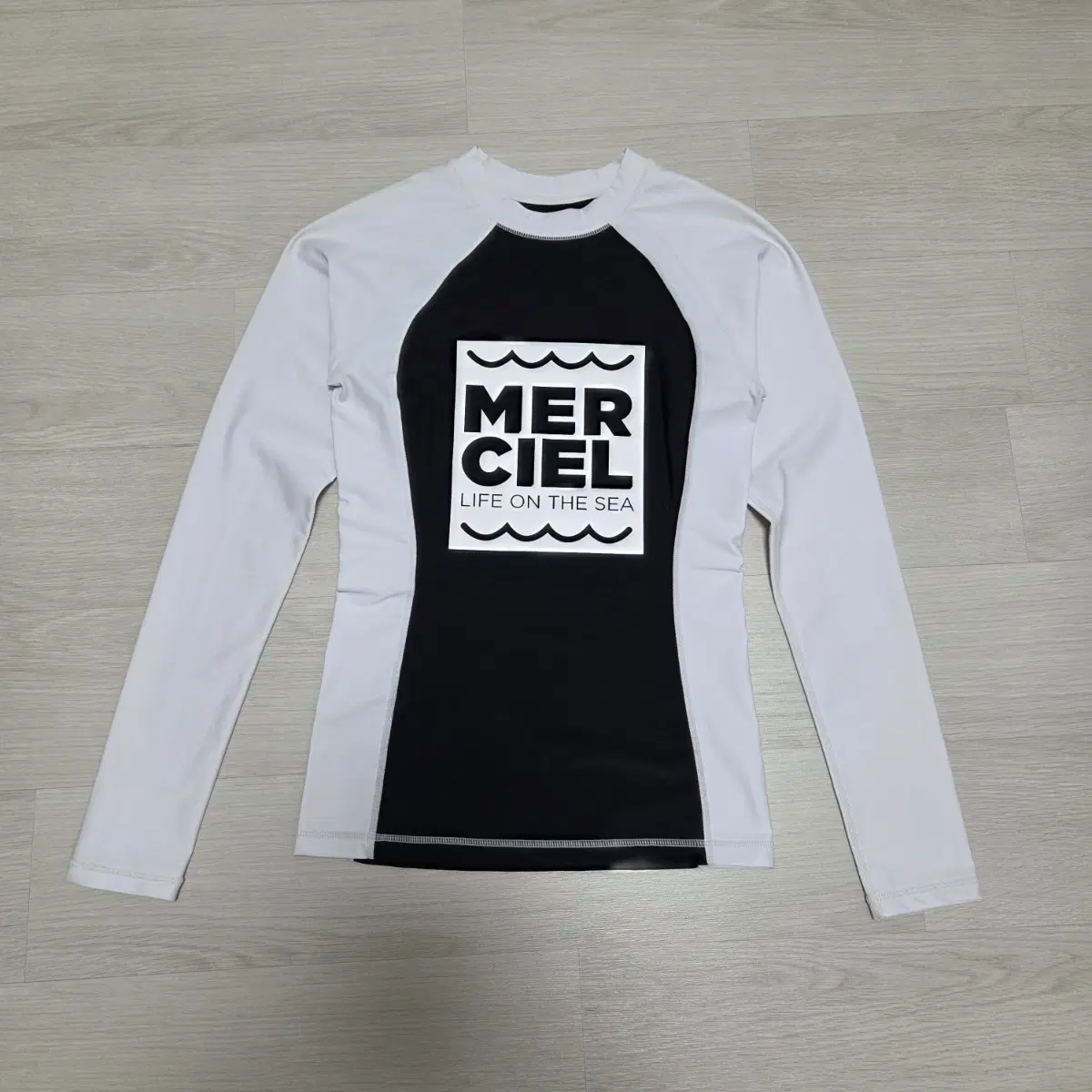(새제품)MERCIEL 래쉬가드 S(44)블랙/화이트