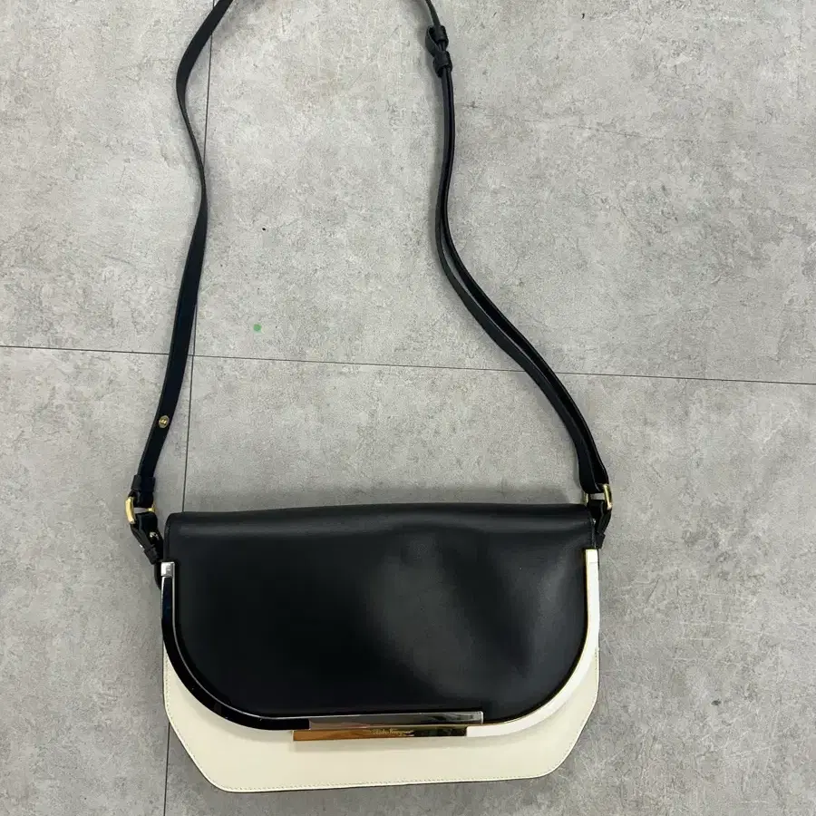 (정품) 페라가모 ferragamo 블랙/화이트 투톤 여성 가방 미니 숄더백 급처