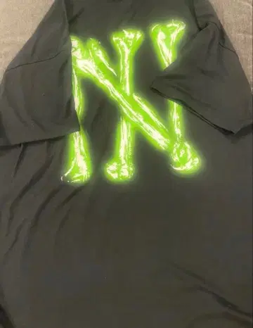 The BONEZ XL 네온 로고 T셔츠
