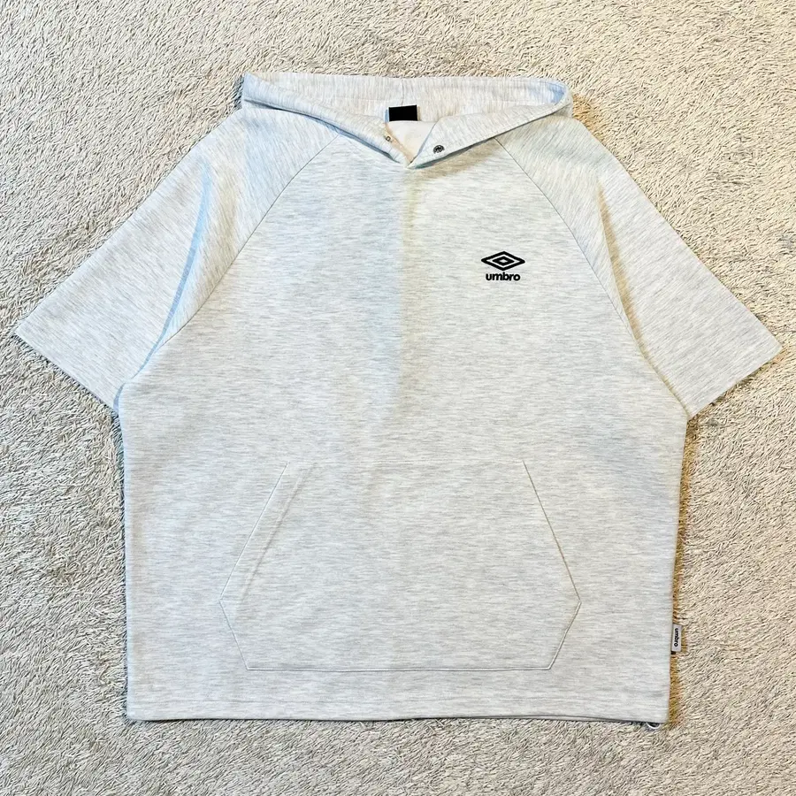 [L] 엄브로 UMBRO 스몰로고 후드 반팔 티셔츠 화이트멜란지