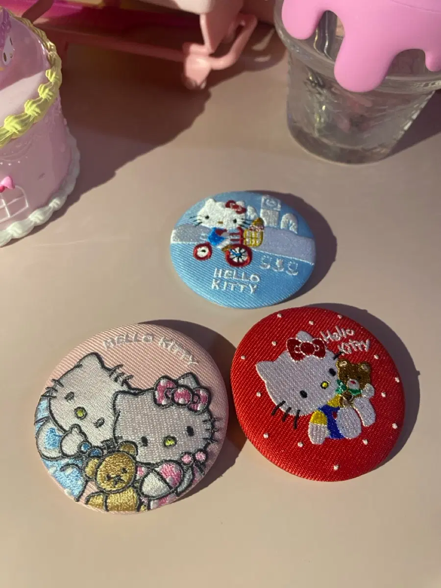 산리오 헬로키티 뱃지