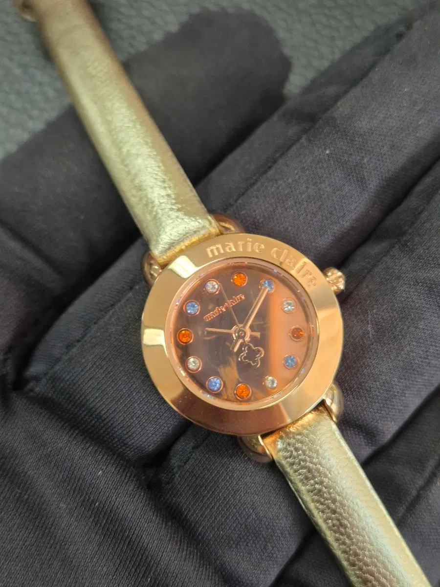 마리끌레르 여성 올금색 가죽시계 새상품