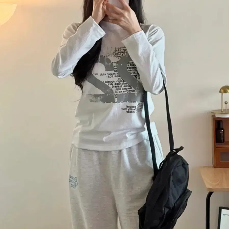 22 레터링 라운드넥 긴팔 티셔츠
