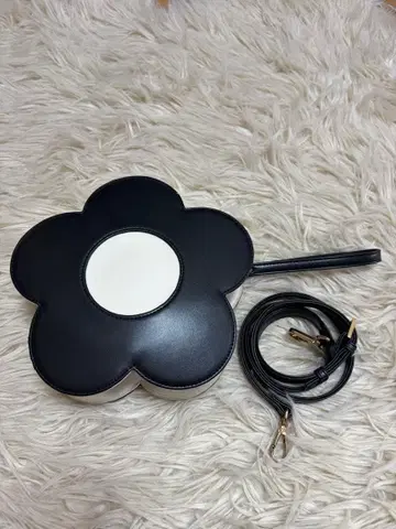 MARY QUANT 데이지 숄더백