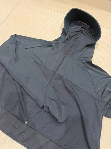 나루세 아이리 씨 콜라보 차광 후드티