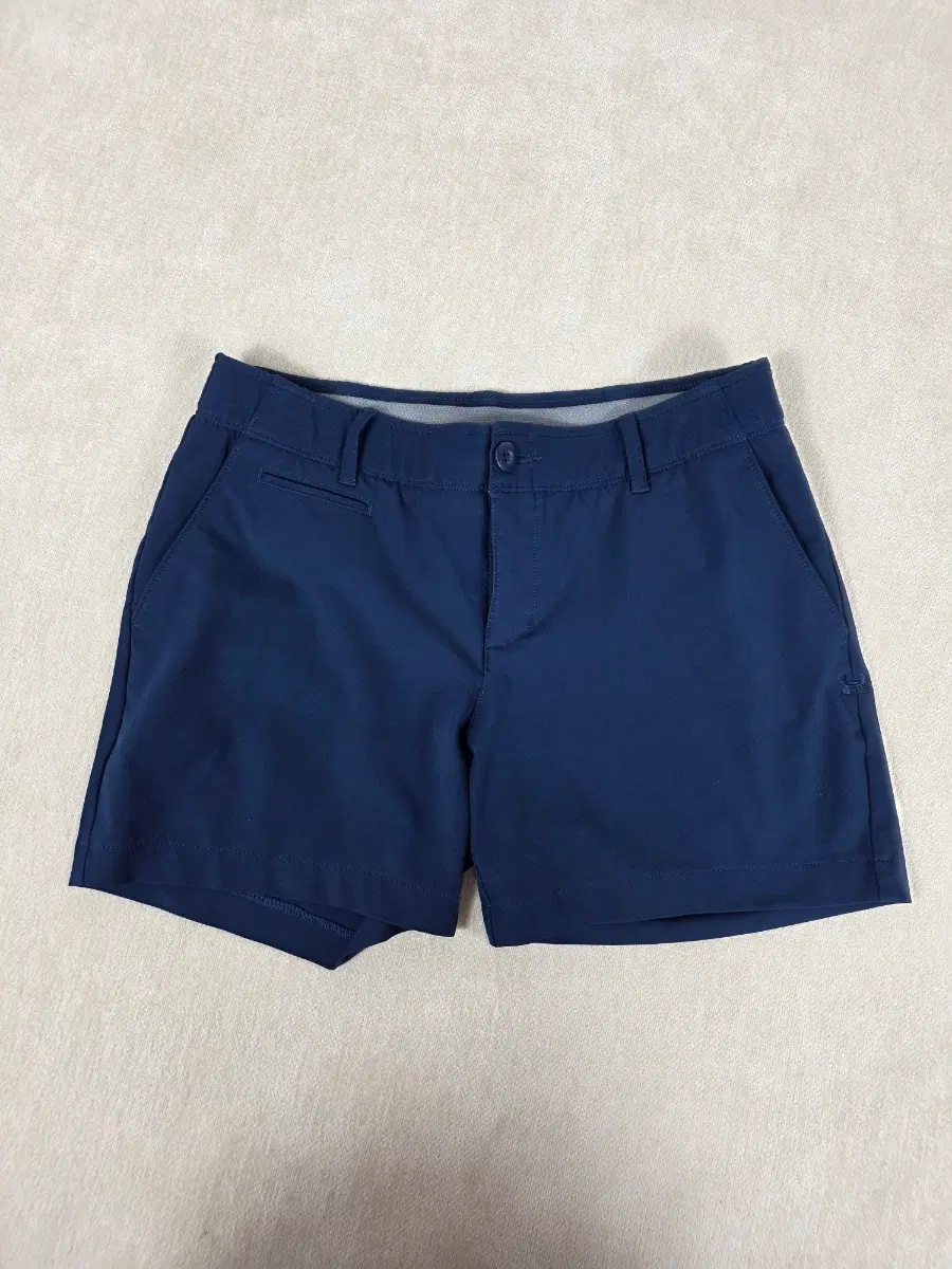 언더아머(UNDER ARMOUR) 골프 로고 자수 숏 팬츠 반바지 네이비