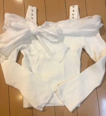 evelyn 오프숄더 리본 니트 화이트