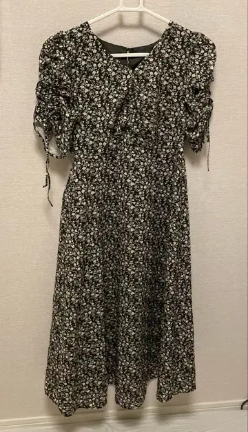 꽃무늬 반팔 무릎 기장 원피스 블랙