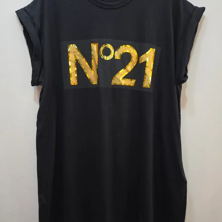 (정품)N21 여성 골드 로고 프린팅 블랙 반팔 티셔츠