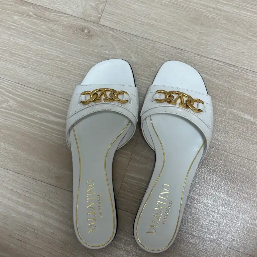 발렌티노 화이트 뮬(가격제안 받음)