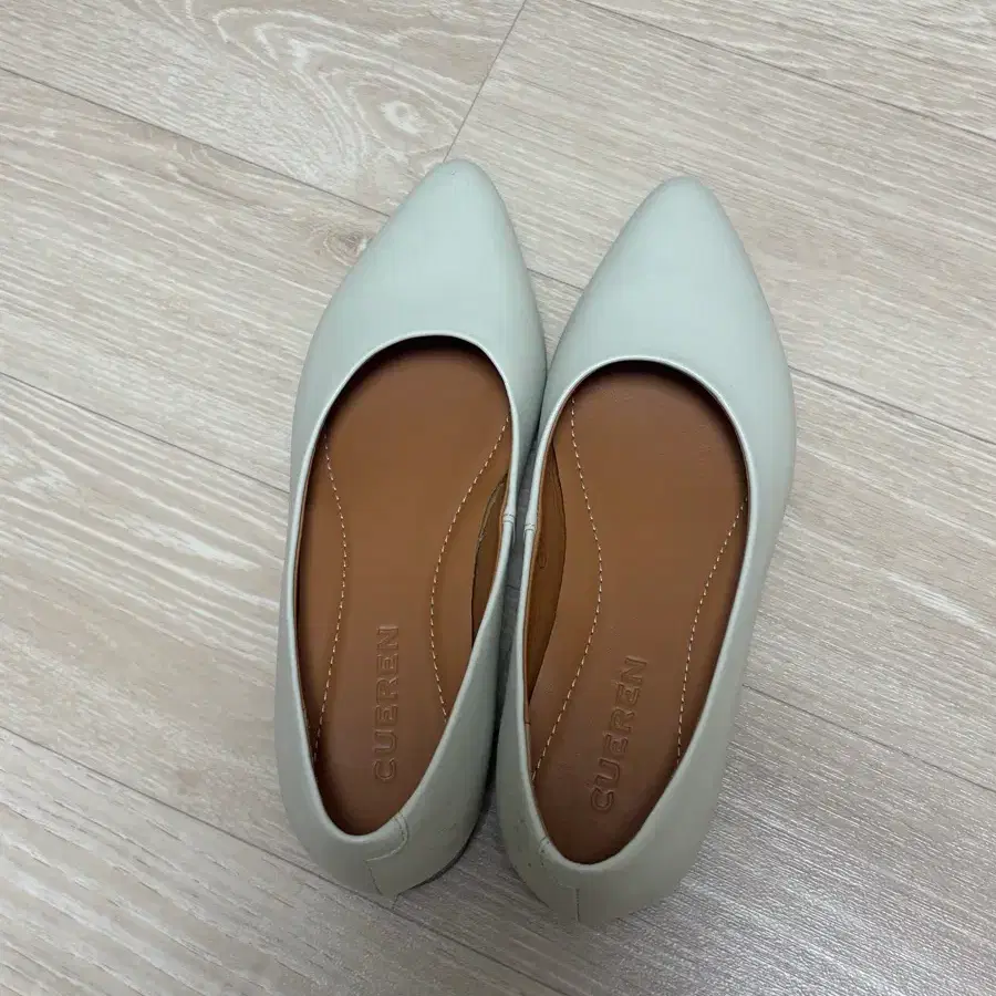 쿠에른 화이트 구두 235