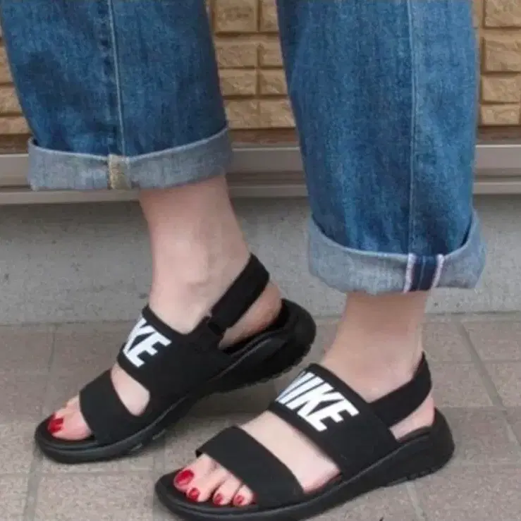 [새제품]나이키 우먼 탄준 샌들 230mm 882694-001
