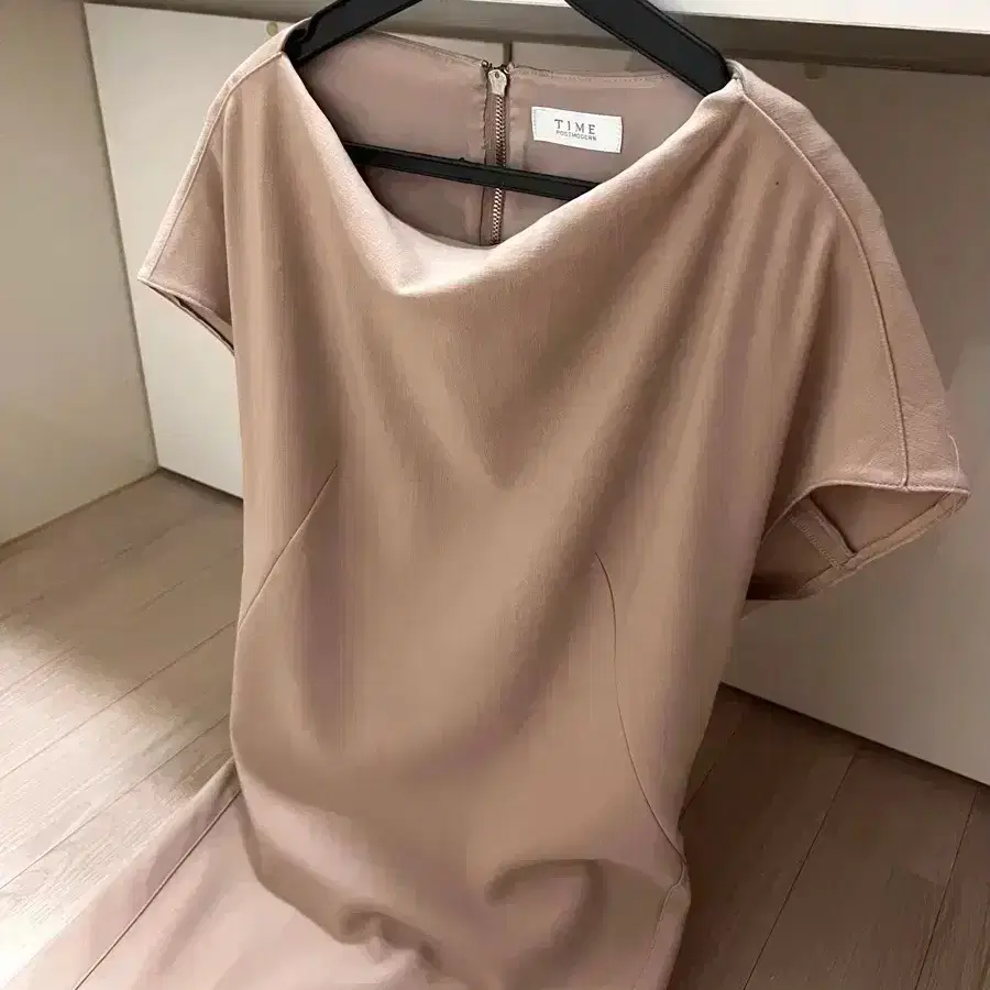 한섬 TIME 타임 드레이핑 보트넥 썸머 울 원피스 베이지 카울넥 돌잔치 하객룩 정장