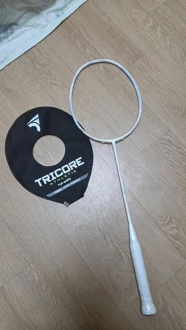 트리코어 애슬레틱 배드민턴 라켓 (화이트)브랜드: 트리코어 (TRICORE)모델명: SMITH-L (스미스-엘)무게 및 스펙: 4U (약 82g)프레임 형태: 공기 저