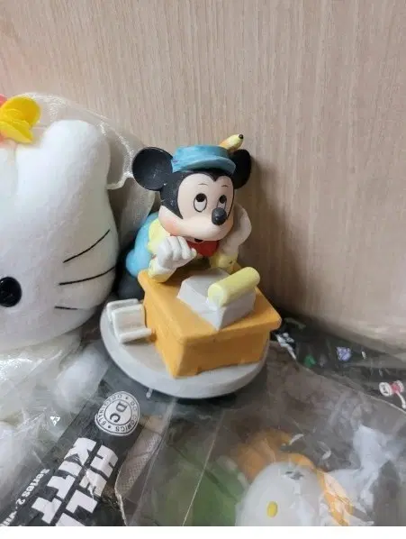 미키마우스 피규어 열공하는중