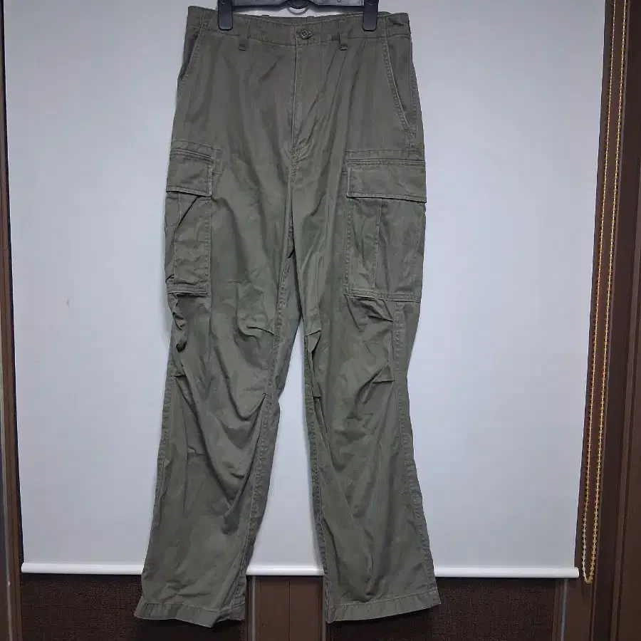 WHO.A.U카키색 카고 바지(M)