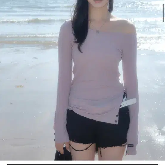 애즈온 찰랑 긴팔 트임 티셔츠