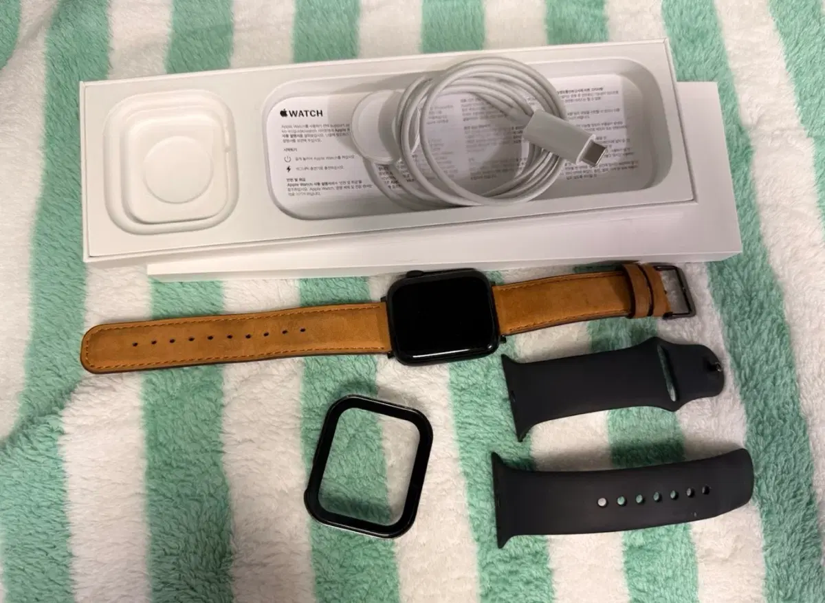 애플워치 SE 2 44mm미드나이트 GPS 모델 판매합니다.