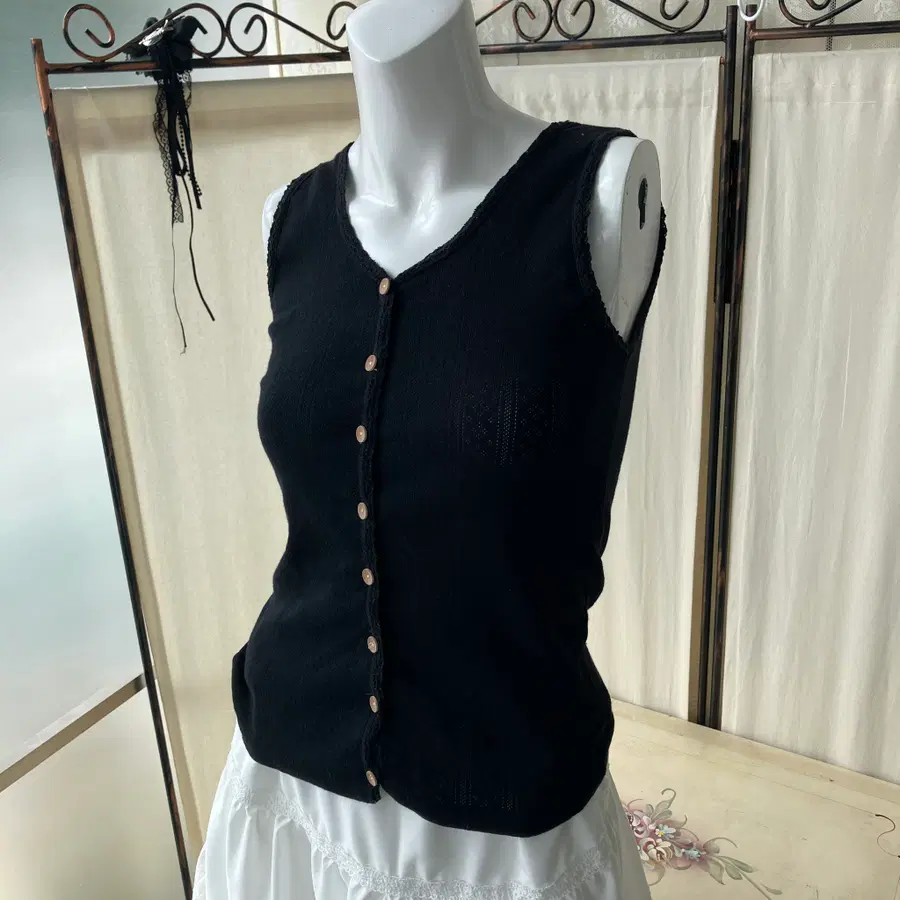 mori lace button sleeveless