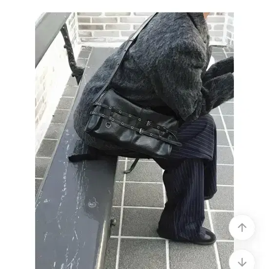 블랙 에나멜 숄더백 락스터드 장식 벨트백