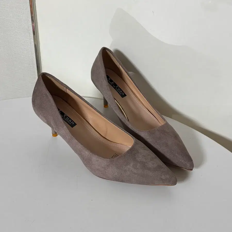@새상품 235사이즈 6cm 베이지 스웨이드 펌프스 힐 구두