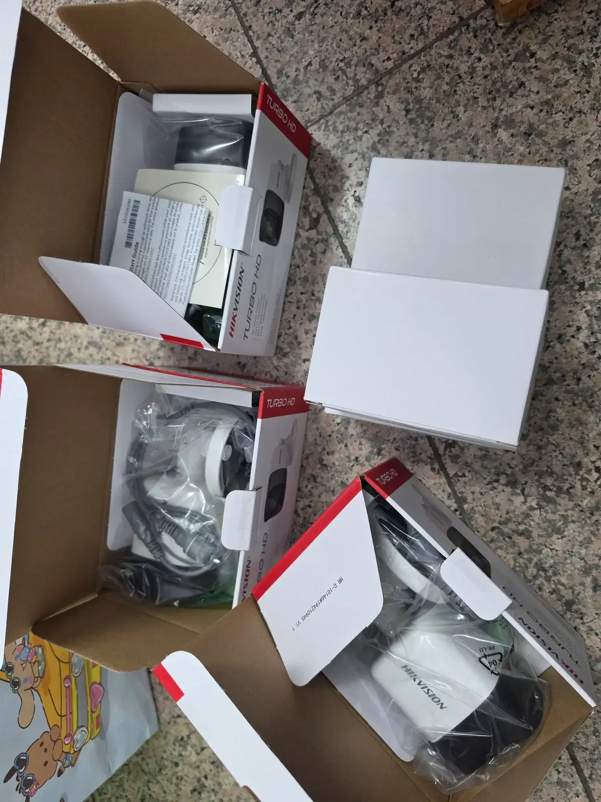 [일괄판매] HIKVISION 800만 화소 실외 적외선 CCTV 카메라 + 12V 2A 어댑터
