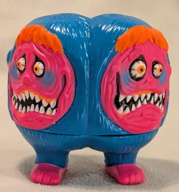 MEDICOMTOY VAG 시리즈 47 SHELTERBANK KOOKYS 스카이블루 바디/핑크 얼굴