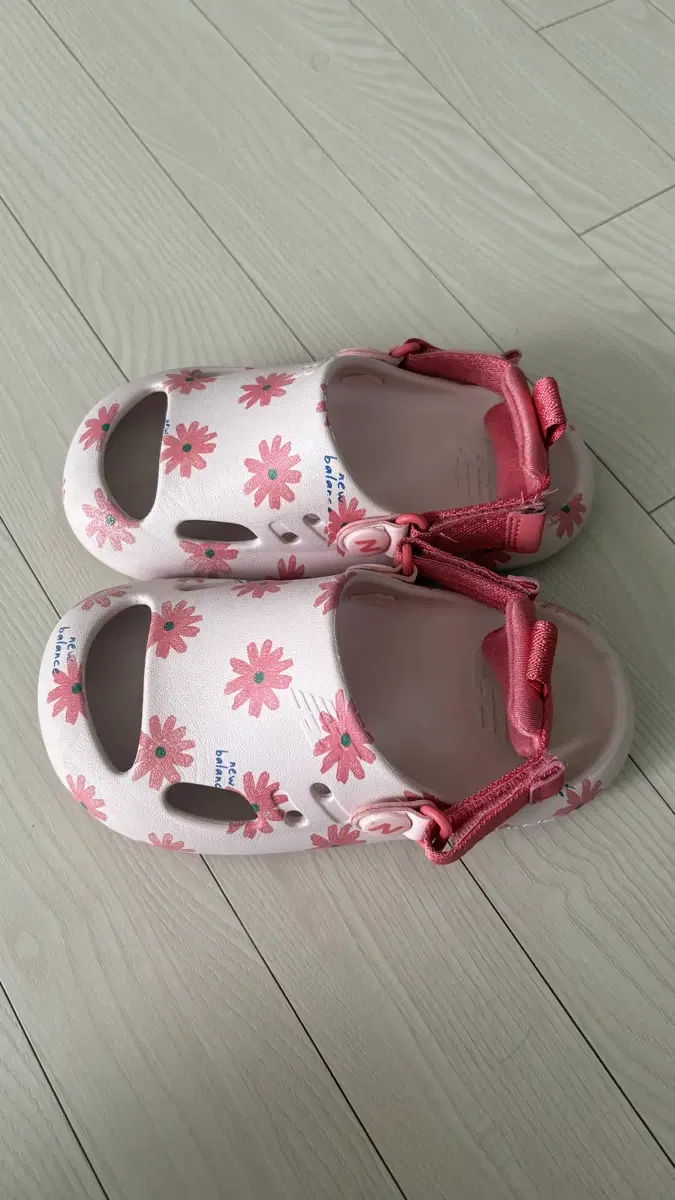 뉴발란스 유아 샌들 핑크 플라워 180mm