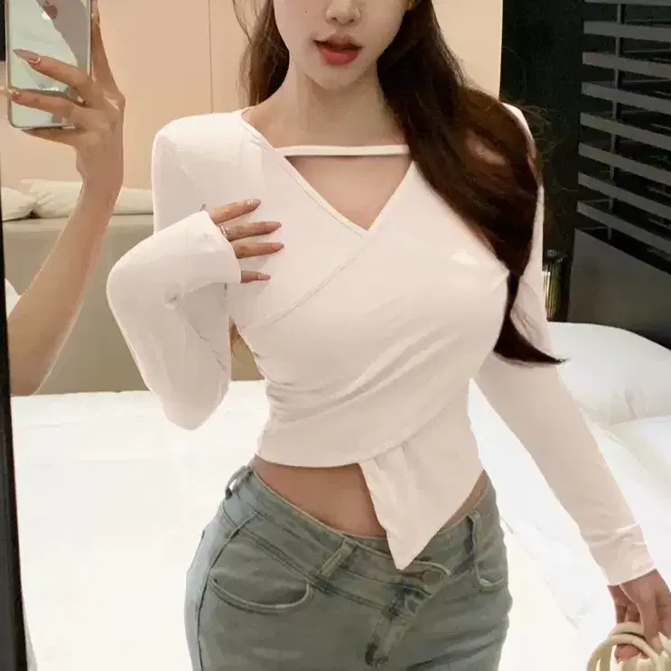 (새상품) 화이트 랩 크로스 언발 오프숄더 티셔츠