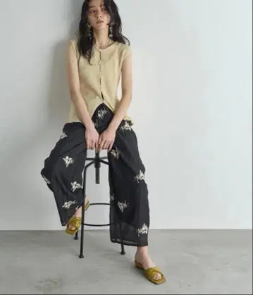 THE Yon 플라워 자수 시어 이지 팬츠