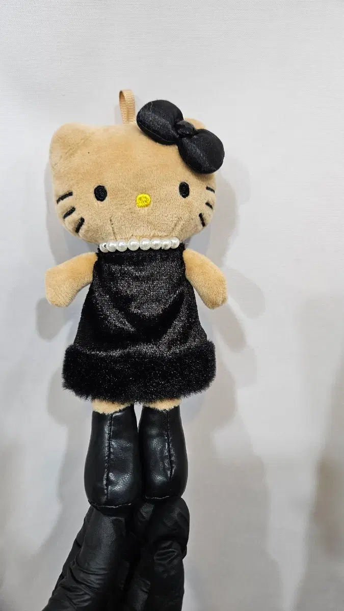 헬로키티 봉제인형 진주목걸이 검정벨벳 원피스 입은