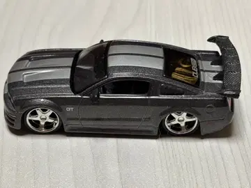Jada Toys DUB City '06 포드 머스탱 GT