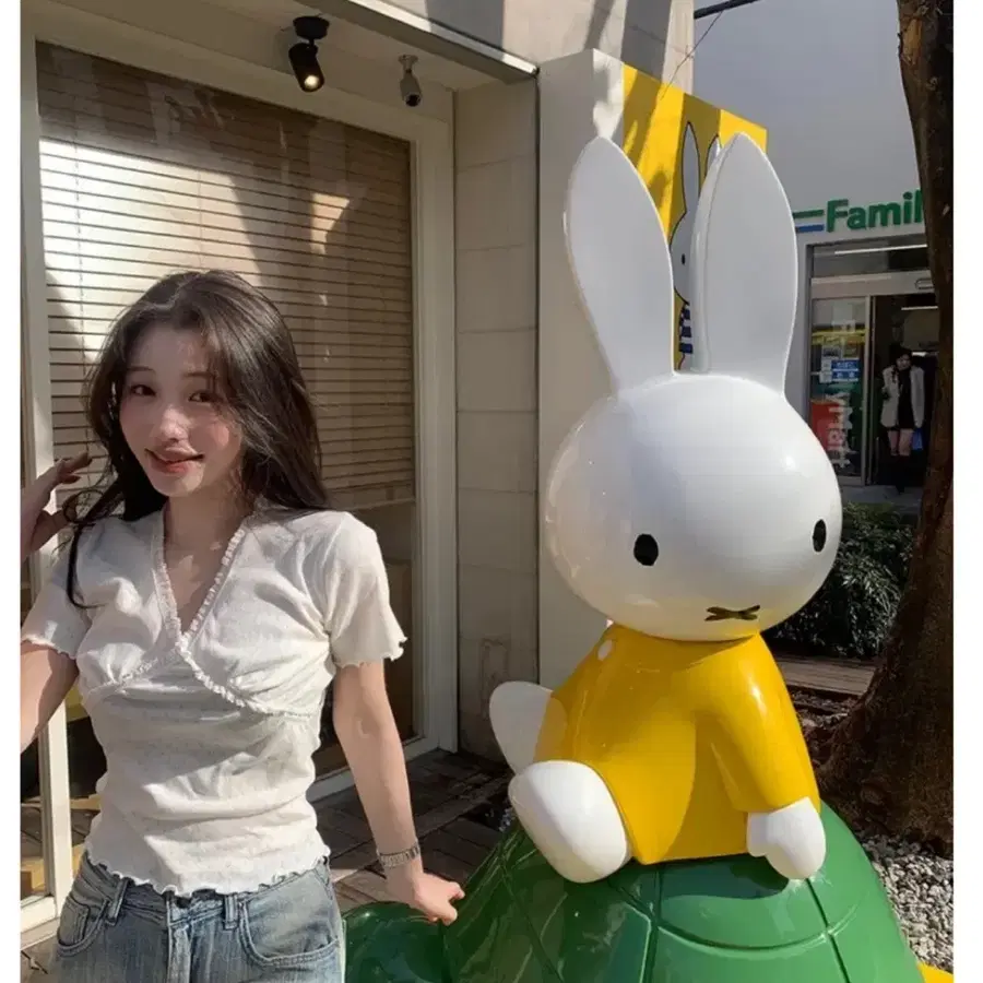에이블리 영앤리치 메이드 프리닌셔링 티셔츠