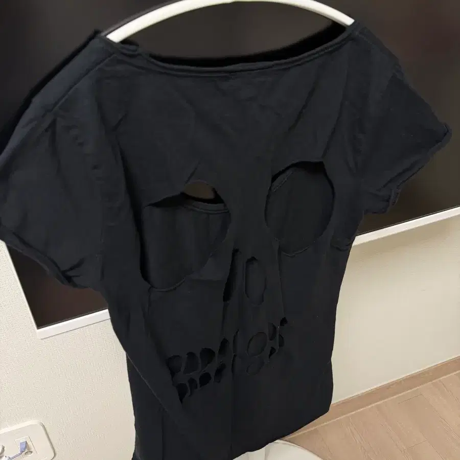 블랙 해골 컷팅 반팔 티셔츠