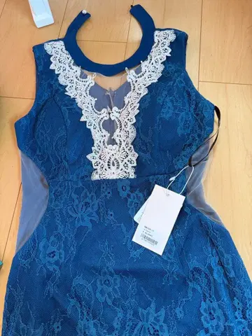 Petit Madeleine 레이스 절개 미니 드레스