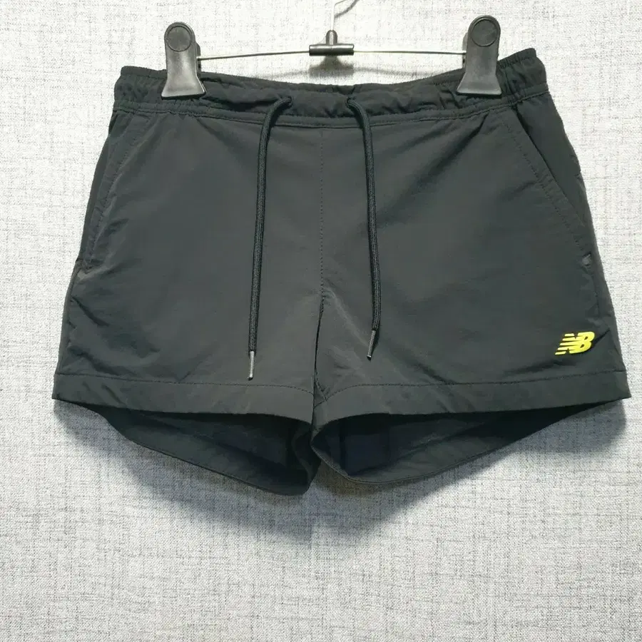 뉴발란스 로고 블랙 숏 팬츠 s