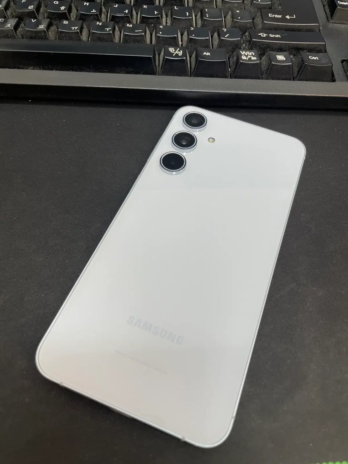 갤럭시퀀텀5 블루 128GB 무잔상 상태좋은 중고27만9천팝니다.
