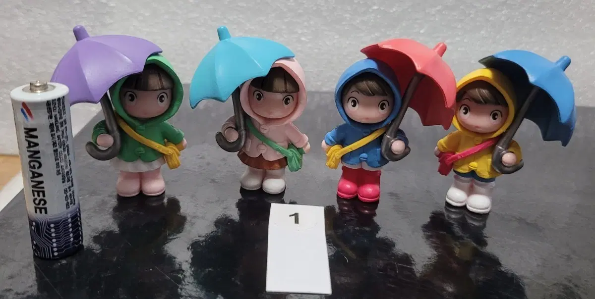 우산 쓴 소녀 피규어 4종 세트
