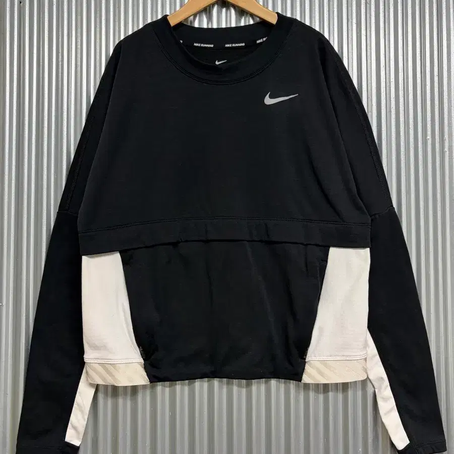 [90] 나이키 NIKE 러닝 리플렉티브 배색 크롭 맨투맨 블랙 여성 3.9