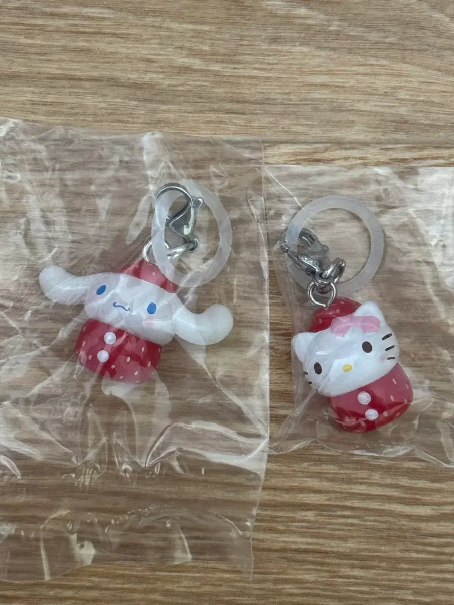 산리오 키티 시나모롤 딸기 키링 판매합니다