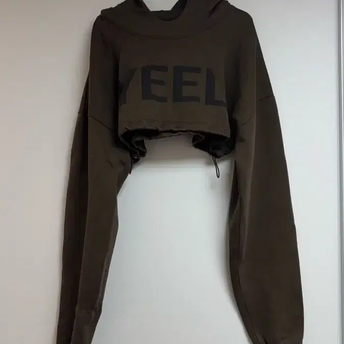 Yeel 크롭 후드티 브라운
