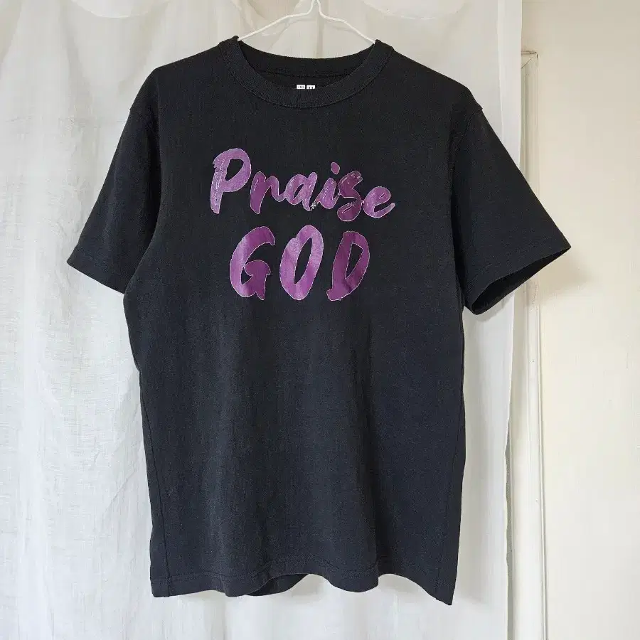 유니클로 그래픽 반팔 티셔츠 블랙 Praise GOD
