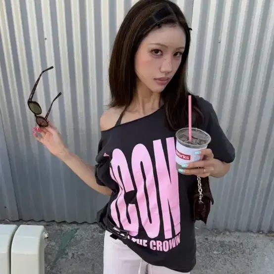 라티젠 QUEEN ONE-SHOULDER T-SHIRT(CHARCOAL)