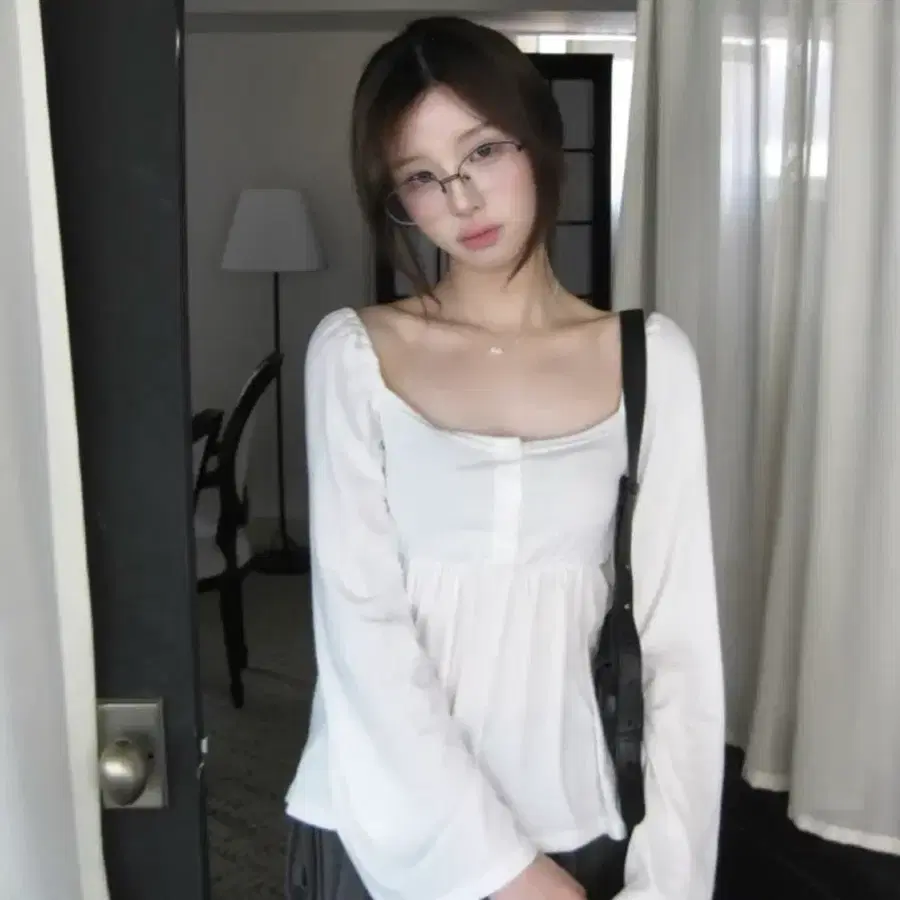 스퀘어넥 버튼 셔링 퍼프 긴팔티