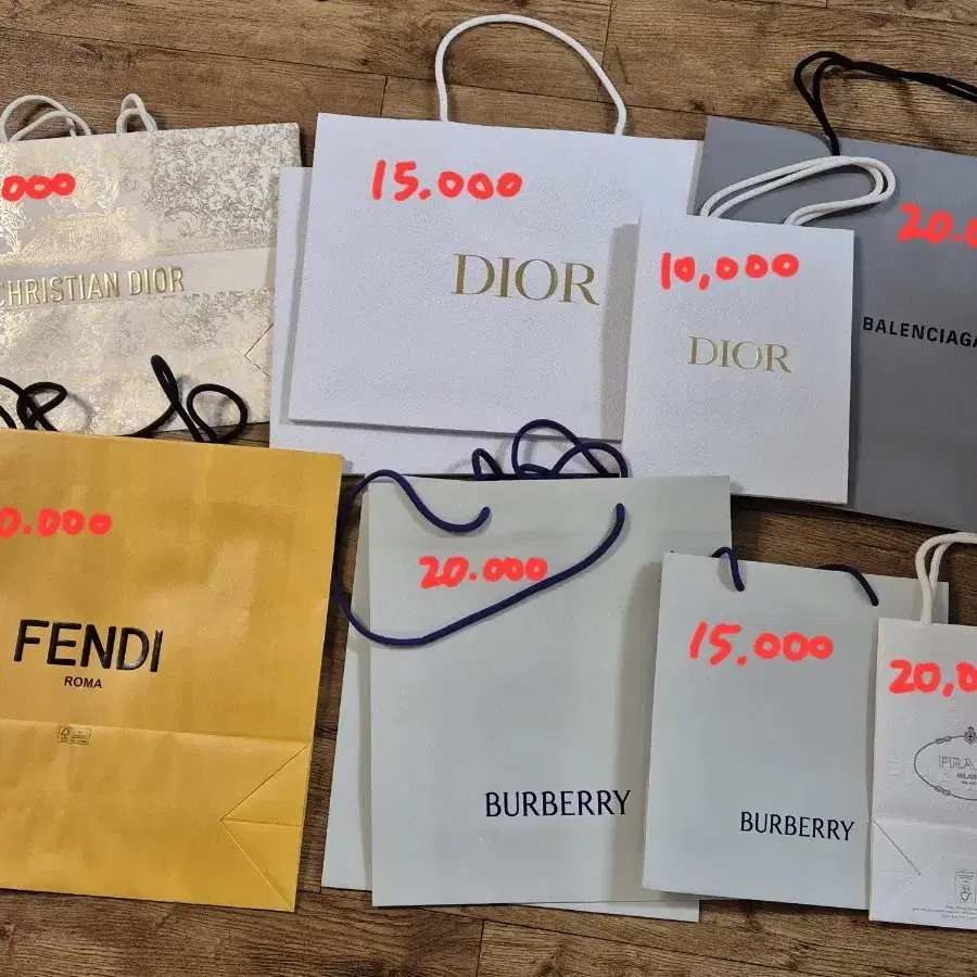 다양한 명품 쇼핑백 (프라다, 펜디, 구찌, 디올, 버버리, 발렌시아가, 불가리, 비이커)