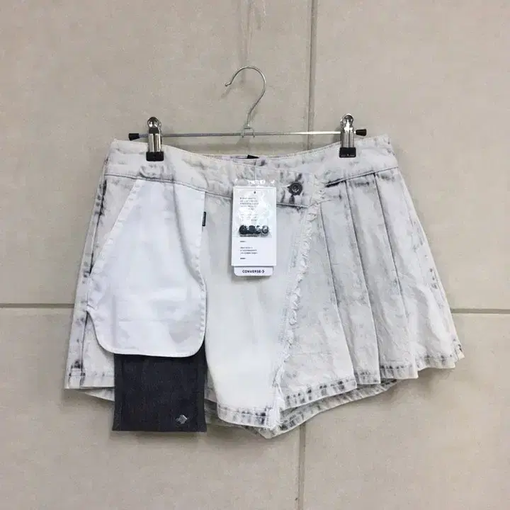 (새상품)컨버스 워싱 데님 랩 스커트 치마반바지 주름치마