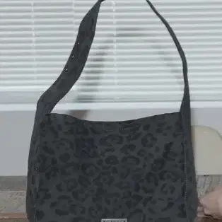 피넛루프 숄더백 Leopard Organizer Bag Charcoal